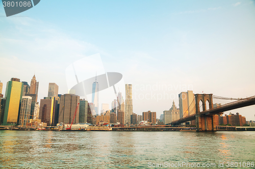 Image of Lower Manhattan cityscape with the Brooklyn bridge