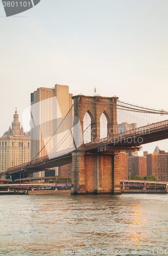 Image of Lower Manhattan cityscape with the Brooklyn bridge