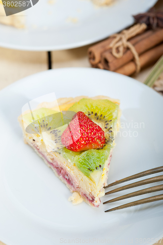 Image of kiwi and strawberry pie tart 