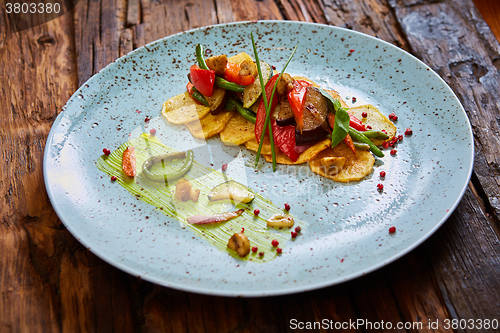 Image of Potato Chips with sweet pepper, aubergine and asparagus. 