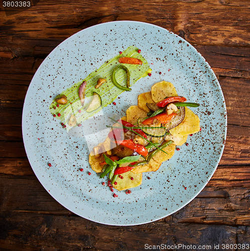 Image of Potato Chips with sweet pepper, aubergine and asparagus. 