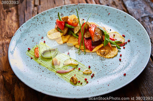 Image of Potato Chips with sweet pepper, aubergine and asparagus. 