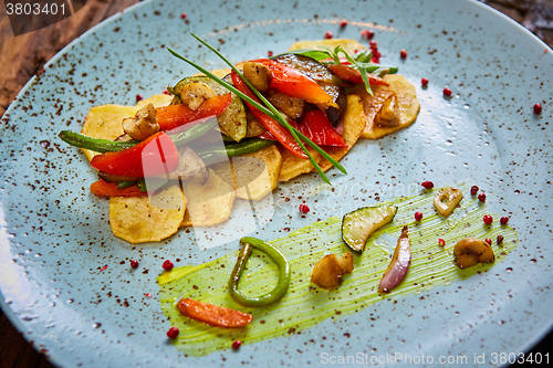 Image of Potato Chips with sweet pepper, aubergine and asparagus. 