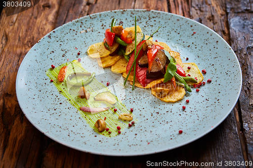 Image of Potato Chips with sweet pepper, aubergine and asparagus. 