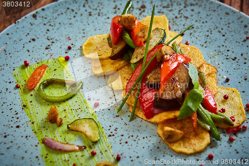 Image of Potato Chips with sweet pepper, aubergine and asparagus. 