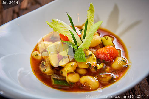 Image of Baked beans in tomato sauce on plate