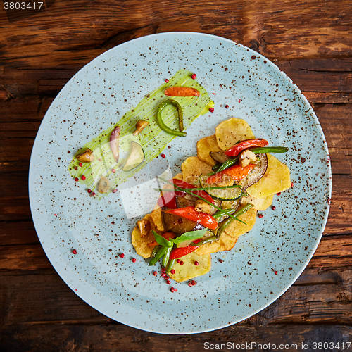 Image of Potato Chips with sweet pepper, aubergine and asparagus. 