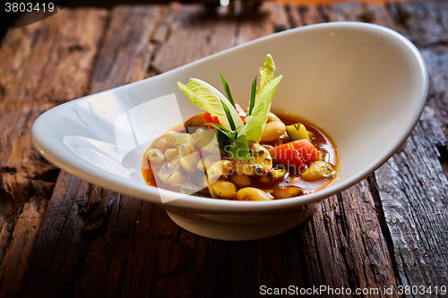 Image of Baked beans in tomato sauce on plate