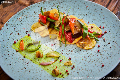 Image of Potato Chips with sweet pepper, aubergine and asparagus. 