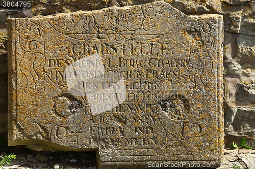 Image of broken tombstone 