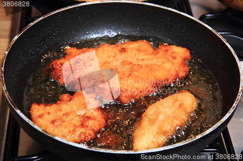 Image of preparing czech chicken schnitzel\r\n