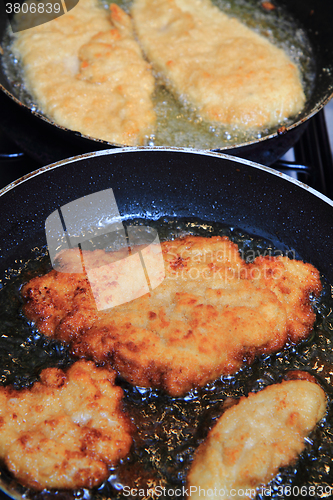 Image of preparing czech chicken schnitzel\r\n