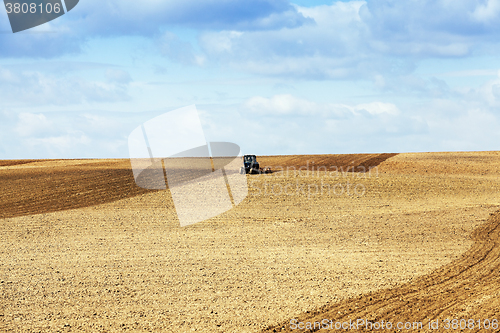 Image of tractor in the field 