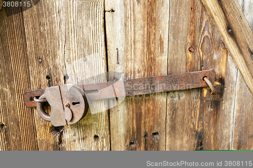 Image of padlock   wooden door