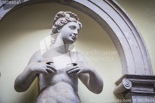 Image of Feminine statue of Abundance