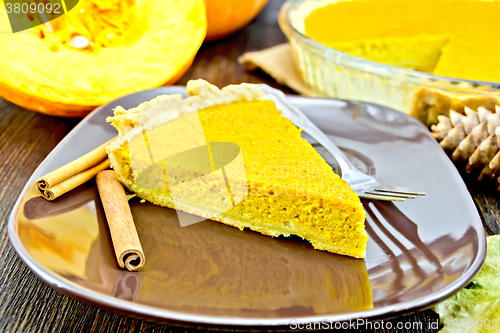 Image of Pie pumpkin in brown plate on dark board