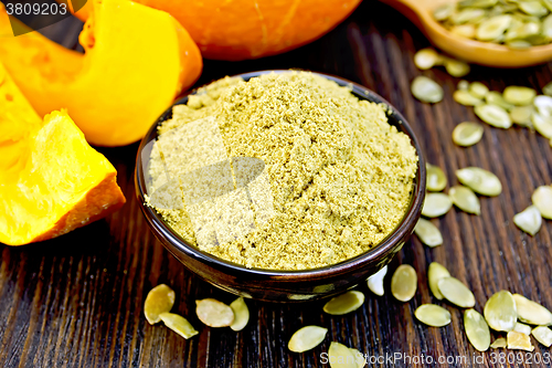 Image of Flour pumpkin in bowl with seeds on board