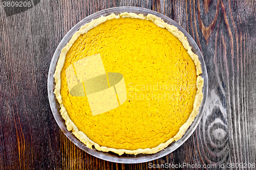 Image of Pie pumpkin in glass pan on board top