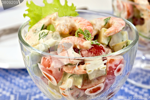 Image of Salad with shrimp and tomatoes in glass