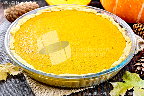 Image of Pie pumpkin in glass pan on dark board