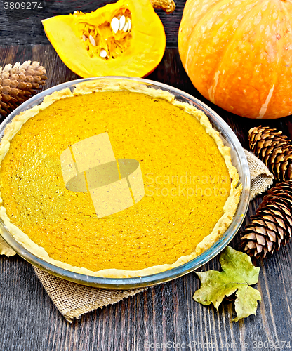 Image of Pie pumpkin in pan on dark board