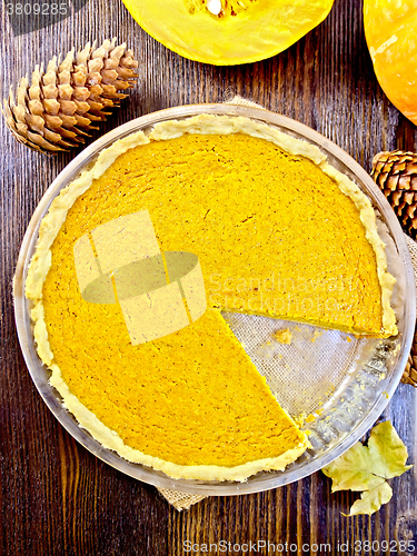 Image of Pie pumpkin in pan on board top