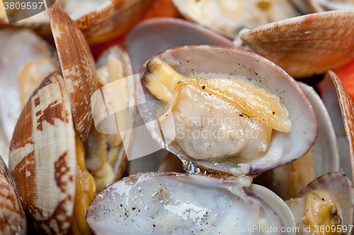 Image of fresh clams on an iron skillet