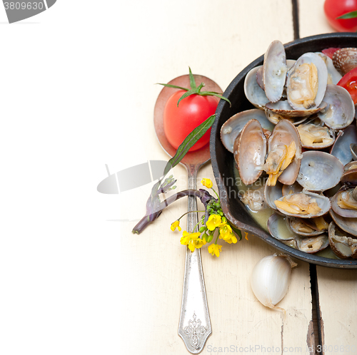 Image of fresh clams on an iron skillet