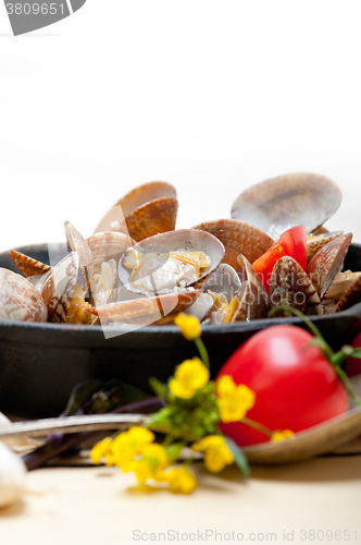 Image of fresh clams on an iron skillet