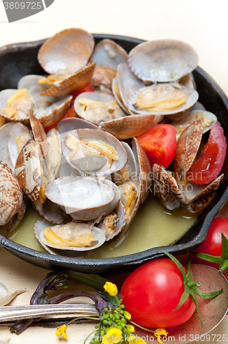 Image of fresh clams on an iron skillet