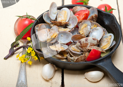 Image of fresh clams on an iron skillet