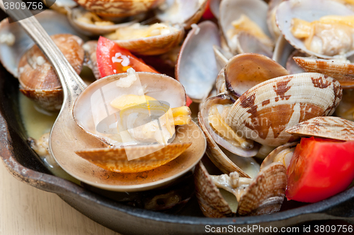 Image of fresh clams on an iron skillet