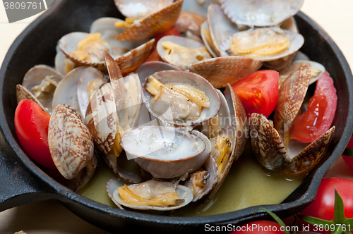 Image of fresh clams on an iron skillet