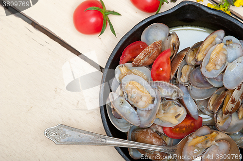 Image of fresh clams on an iron skillet