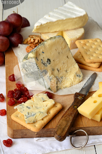 Image of cheese and crackers