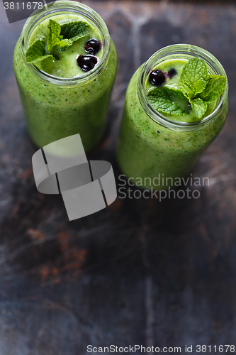 Image of Two green smoothie in the jar