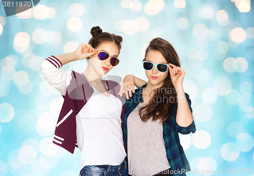 Image of happy smiling pretty teenage girls in sunglasses