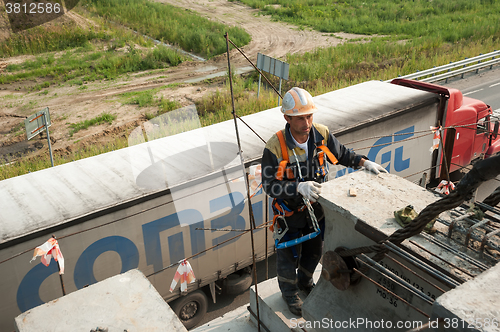 Image of Worker mouning bridge span