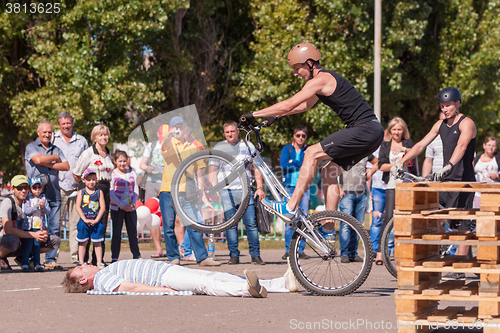 Image of Cyclist shows viewers his professionalism in the management of a bicycle