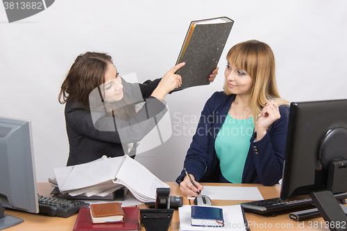 Image of The girl in the office of a colleague that threatens to hit its folder
