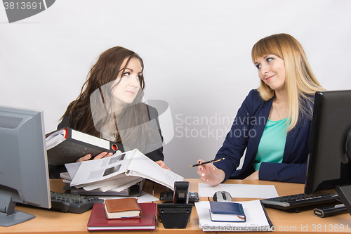 Image of The situation in the office - one employee overburdened, the other does nothing