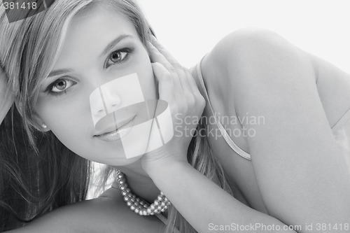 Image of monochrome picture of mysterious blonde in pearls