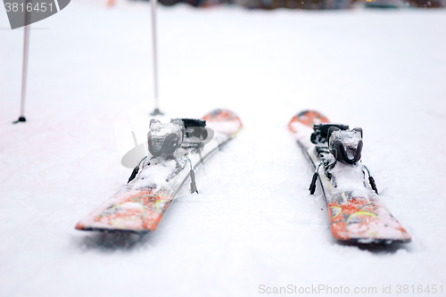 Image of Skis parked about hotel in the mountains.