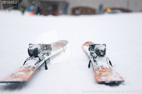 Image of Skis parked about hotel in the mountains.