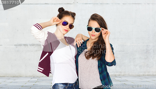 Image of happy smiling pretty teenage girls in sunglasses