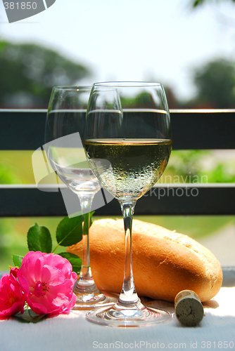 Image of Two wine glasses with wine