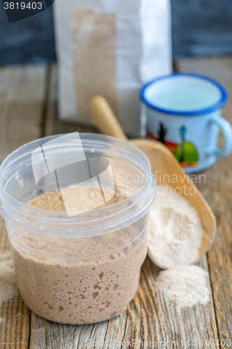 Image of Preparation rye leaven.