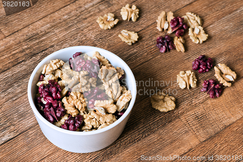 Image of Walnut kernels, halves