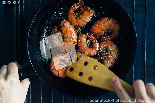 Image of Shrimp fried with garlic and sesame seeds