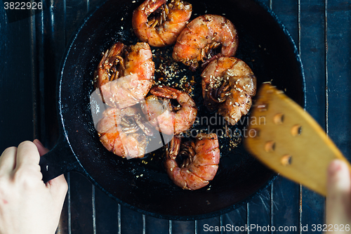 Image of Shrimp fried with garlic and sesame seeds